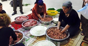 بەوێنە: ئافرەتان خواردن بۆ برا پێشمەرگەکانیان ئامادە دەكەن